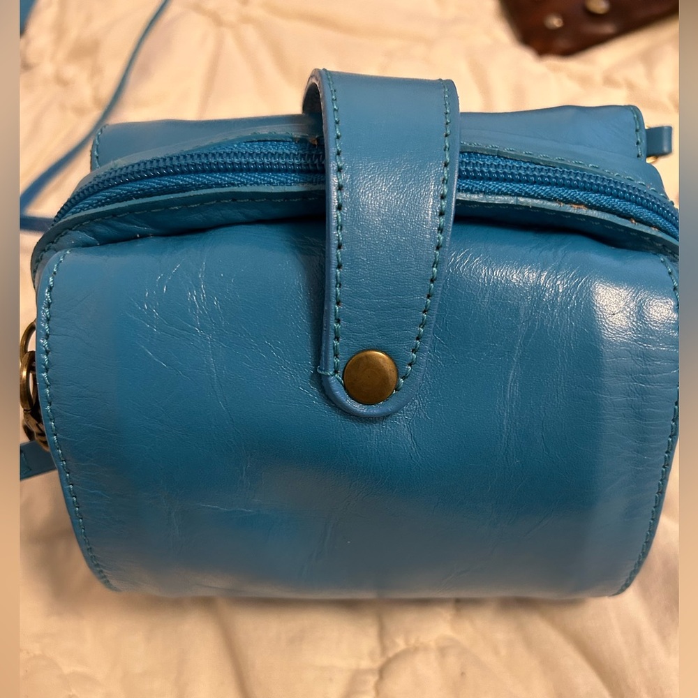 Italian Leather adorable crossbody barrel bag.